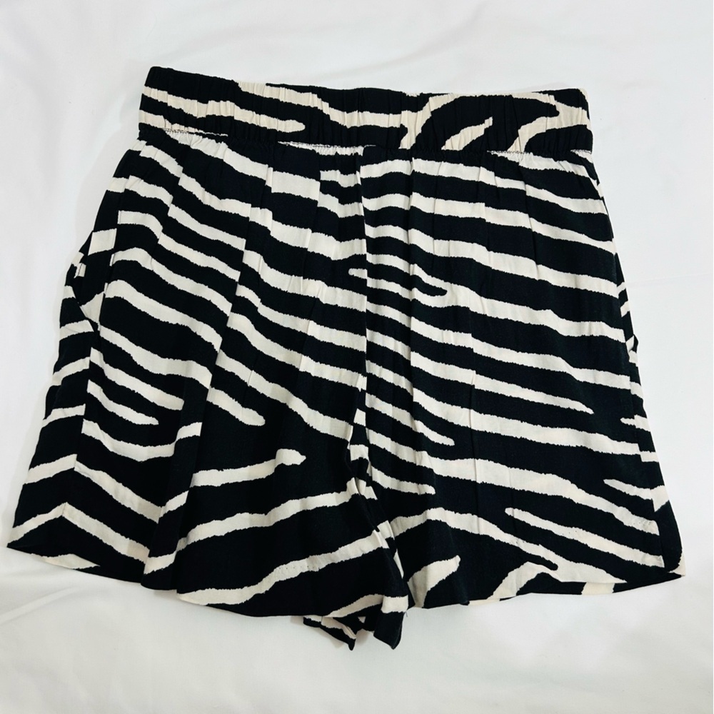 H&M Zebra Print High Waisted Viscose Shorts Black White Size 6